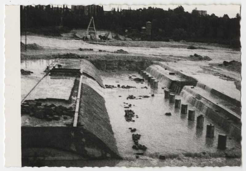 Fiume Isonzo in piena, Gorizia. Opere di sbarramento in costruzione. Area di lavoro in alveo. Piena isontina. Profilo della plate. Vasca di calma